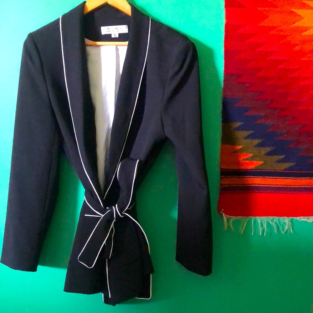 Sharp and classic Tahari belted tux style women’s blazer black/white size 18